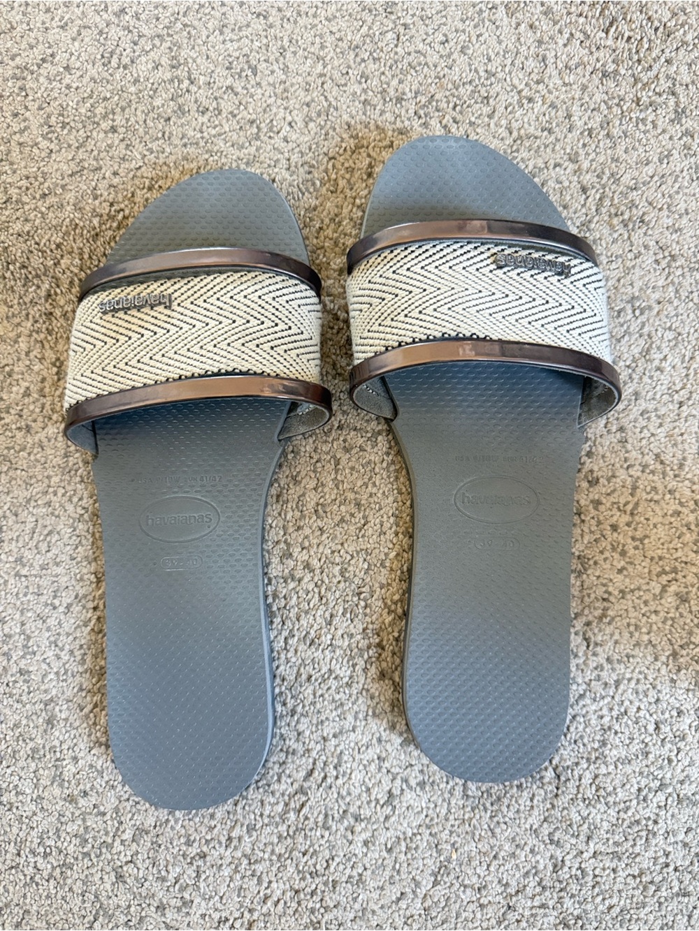 Havaianas Women's Gray Slide Sandals with Chevron Strap and Metallic Trim